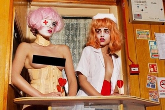 摄影:Nadia Lee Cohen