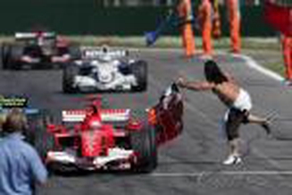 图文-F1圣马力诺站舒马赫夺冠狂热车迷为车王挥旗